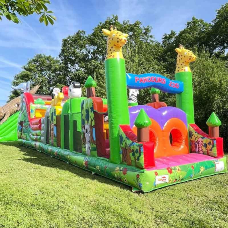un train de jouets gonflable sur l’herbe dans l'établissement Complexe les 4 saisons, à Oust