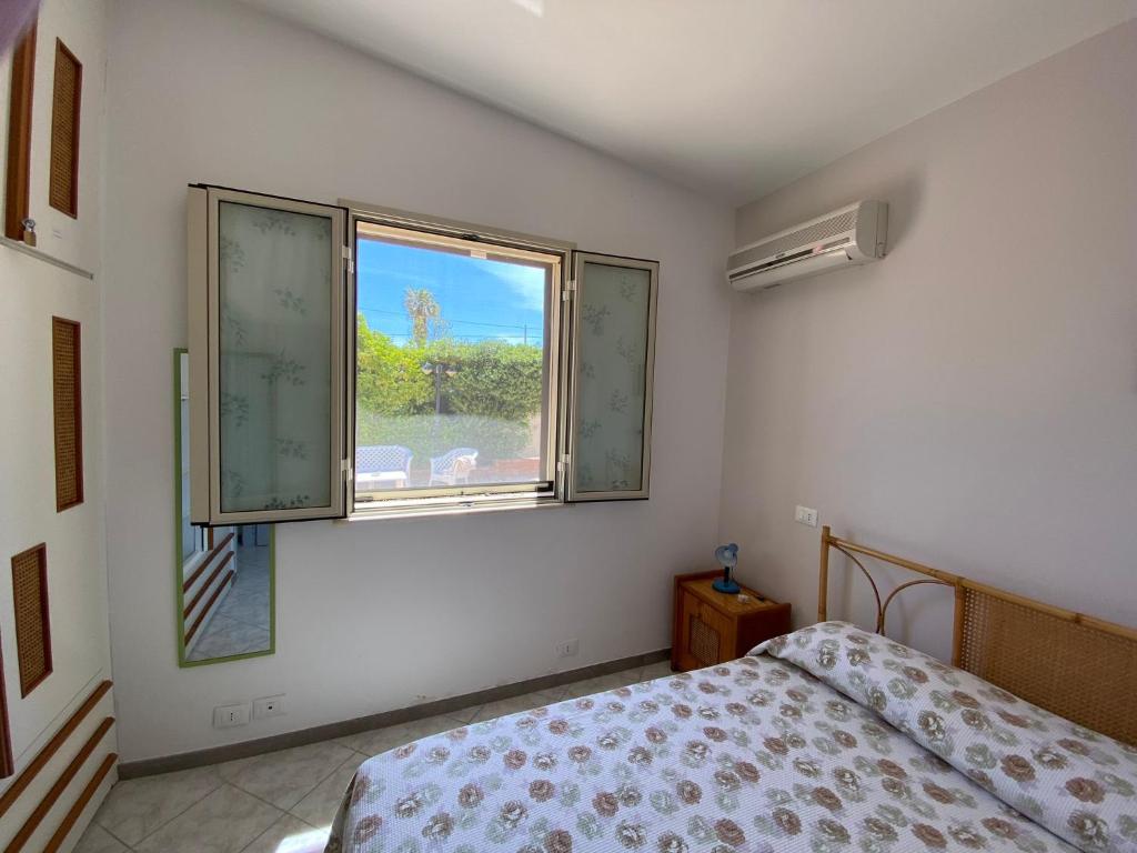 une chambre avec un lit et une fenêtre dans l'établissement Villa Amos Marzamemi San Lorenzo, à Reitani 45 autres photos
