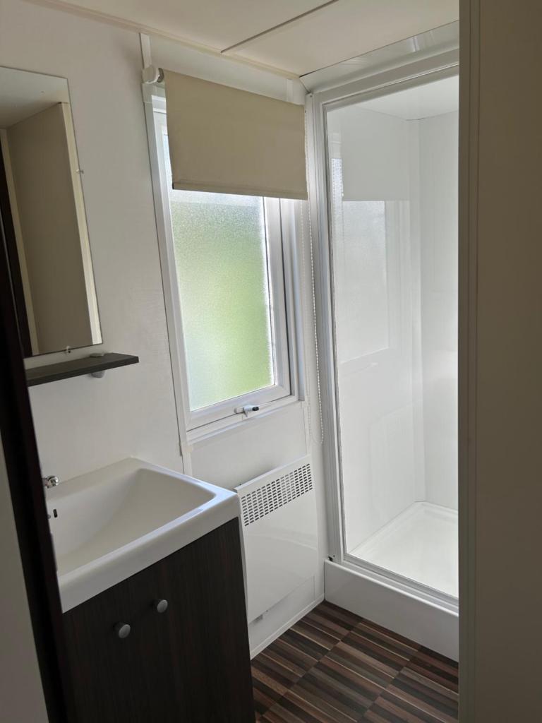 une salle de bain avec un lavabo et une fenêtre dans l'établissement LES PIERRES CHAUDES, à Veyrignac