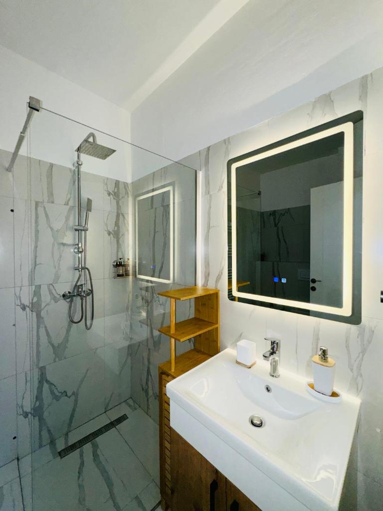 Tirana - GGpremiumstays deluxe - 2 double bedrooms luxury apartment with balcony 3