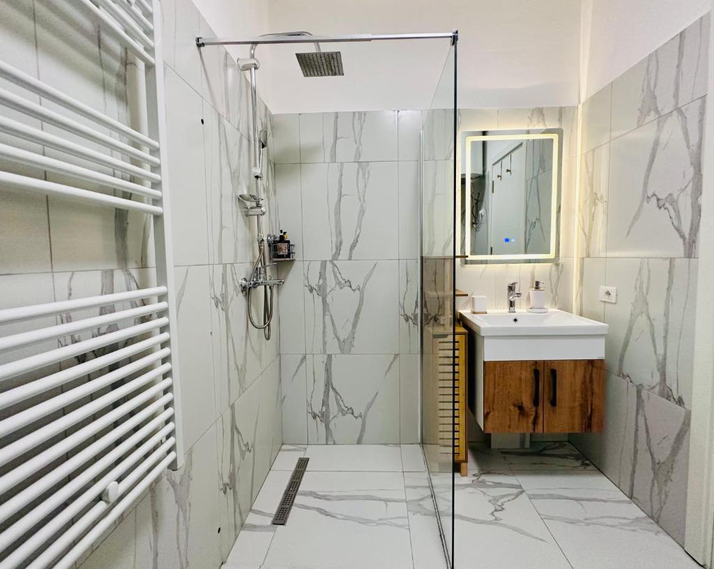 Tirana - GGpremiumstays deluxe - 2 double bedrooms luxury apartment with balcony 7