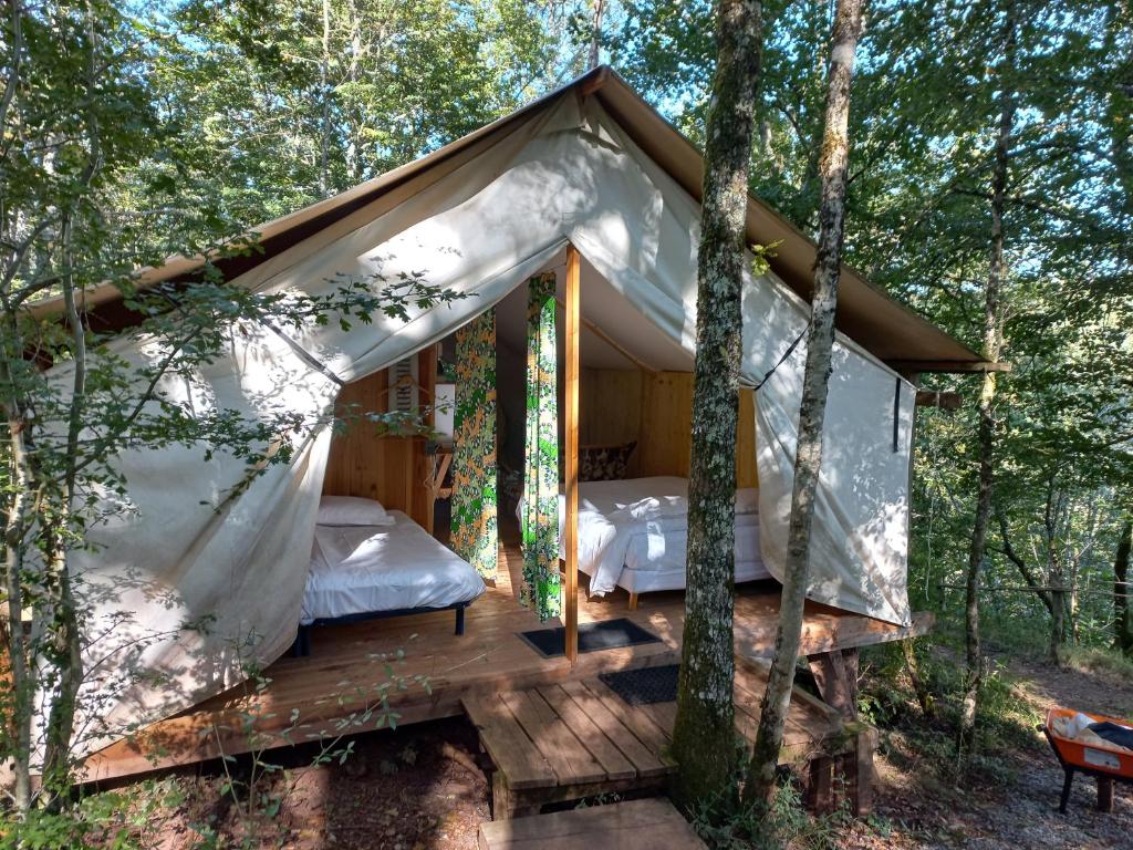 - une chambre dans une tente dans les bois dans l'établissement Camping Terre Rouge, à Villecomtal