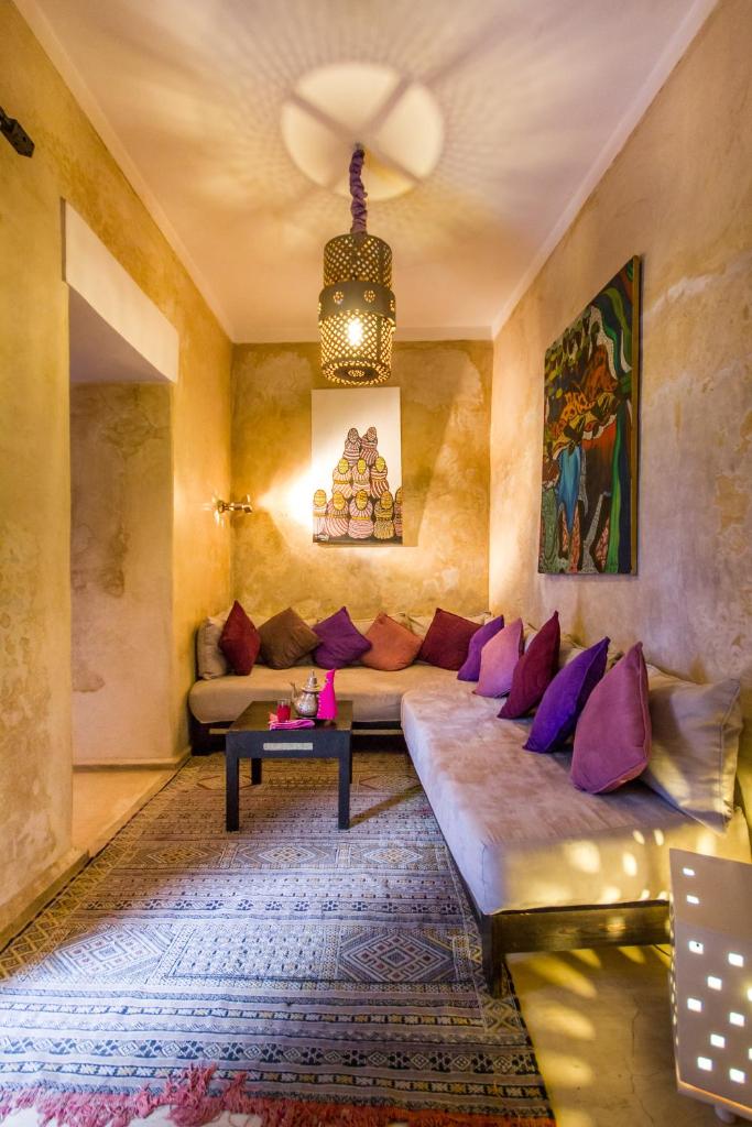 un salon avec un canapé et une table dans l'établissement Riad Dar El Masa, à Marrakech