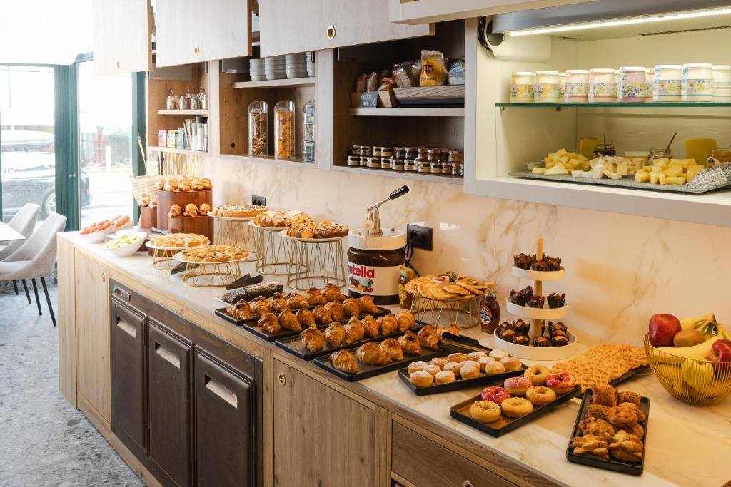 - un buffet avec de nombreux types de pâtisseries dans l'établissement Hotel Marco Polo 3 Stelle Superior, à Lido di Jesolo