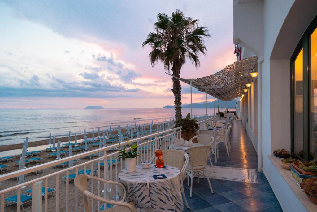 - un restaurant sur la plage avec vue sur l'océan dans l'établissement Hotel Aurora, à Sperlonga