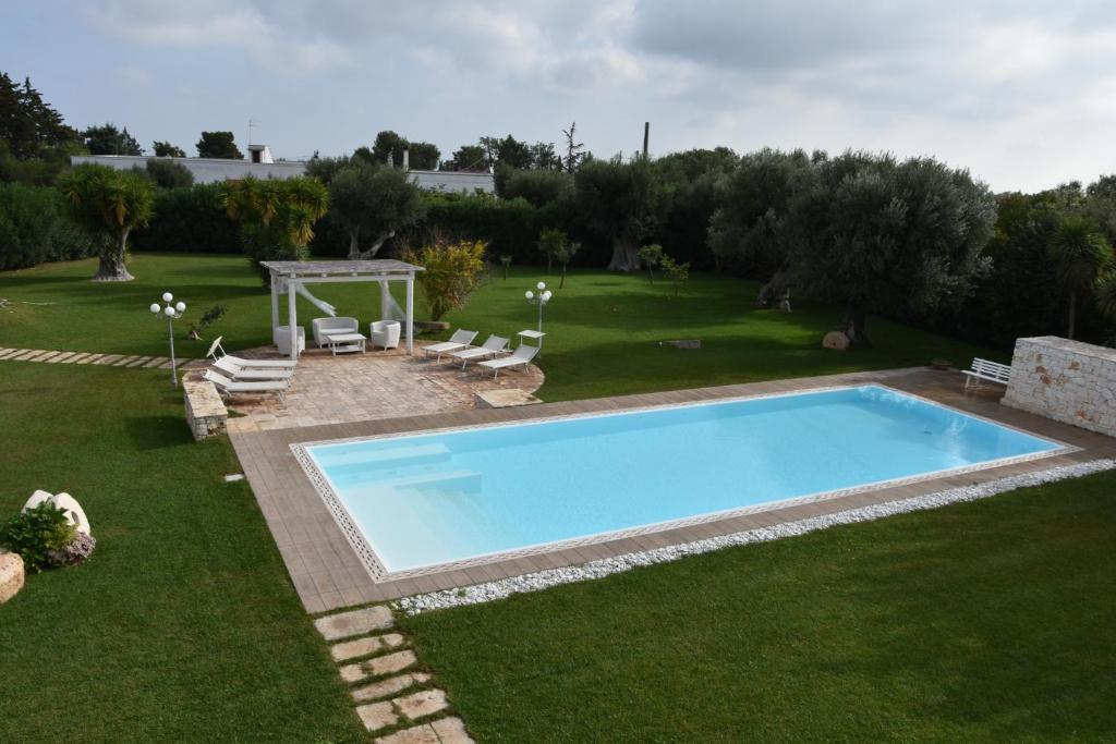 une piscine au milieu d'une cour dans l'établissement Villa Carrubo Peroscia by STHEY, à Padresergio