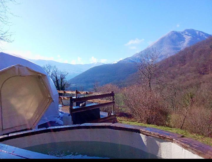 Vue générale sur la montagne ou vue sur la montagne depuis la tente de luxe