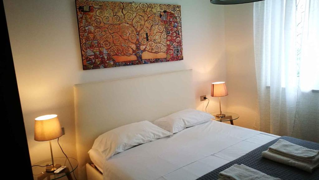 une chambre avec un lit avec un tableau sur le mur dans l'établissement Holiday home in Lazise - Gardasee 39034, à Lazise 36 autres photos