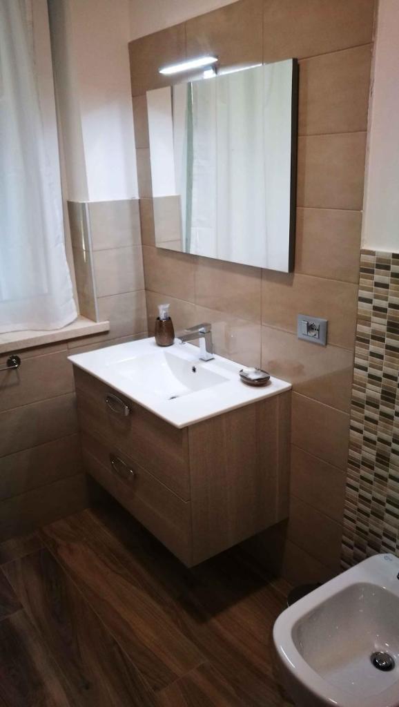une salle de bain avec un lavabo et un miroir et des toilettes dans l'établissement Holiday home in Lazise - Gardasee 39034, à Lazise
