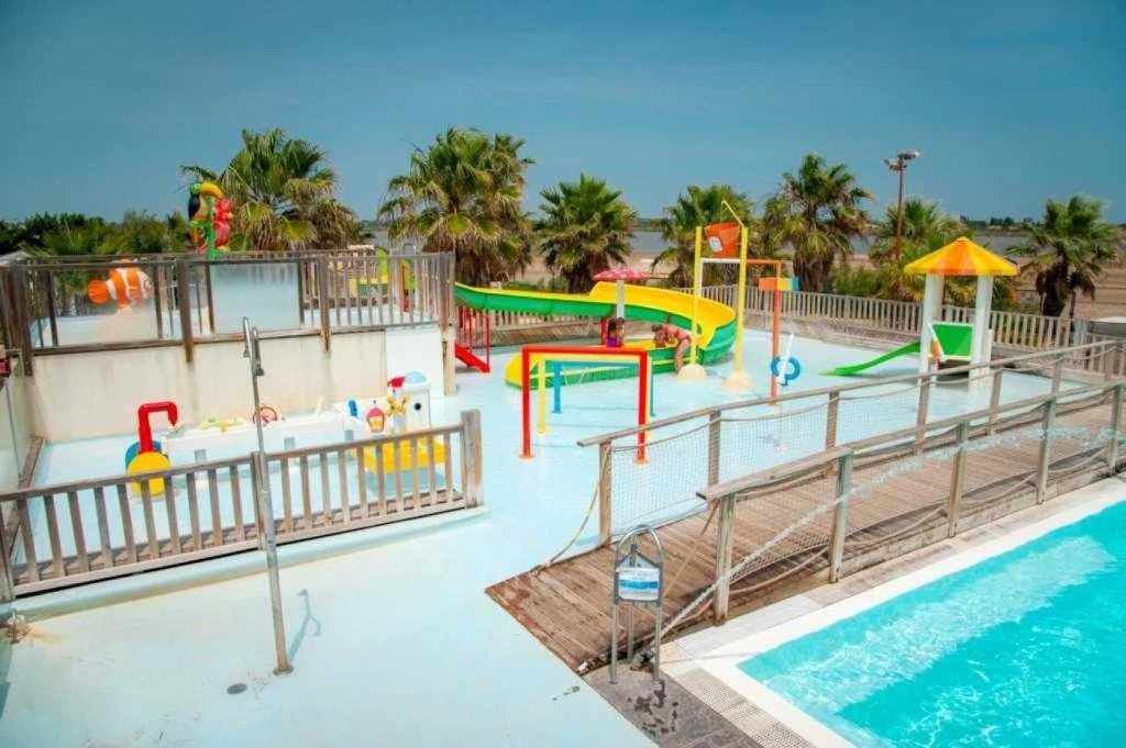 - un parc aquatique avec une piscine et des toboggans dans l'établissement Camping 4 étoiles - Piscine - ccb0bab, à Portiragnes