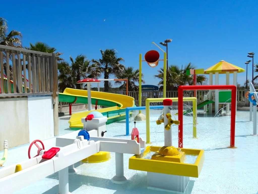 - une aire de jeux avec de nombreux équipements de jeux dans l'établissement Camping 4 étoiles - Piscine - ccb0bab, à Portiragnes