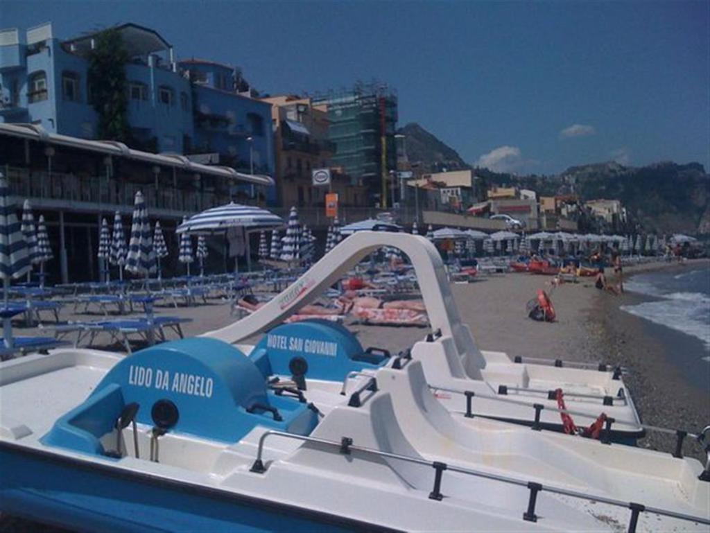 - un groupe de toboggans sur une plage dans l'établissement Hotel San Giovanni, à Giardini Naxos