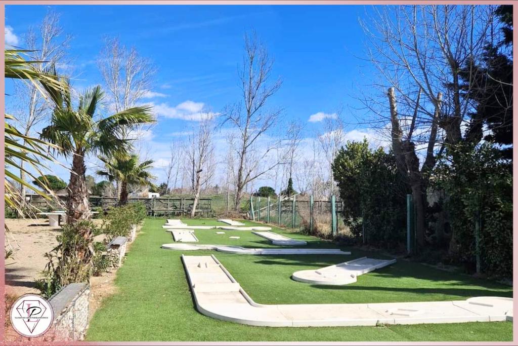 une rangée de macarons sur un parcours de golf dans l'établissement Les Sables du Midi, Agréable Mobilhome 6 personnes Valras Plage, à Valras-Plage