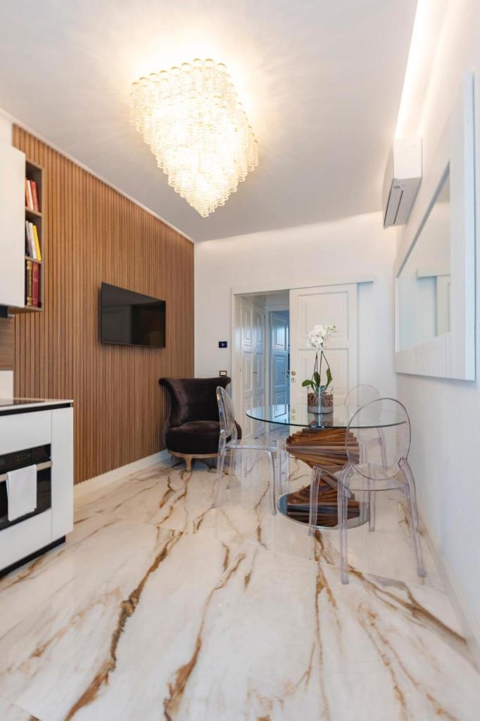 un salon avec une table en verre et un canapé dans l'établissement Villino Peca, à Forte dei Marmi