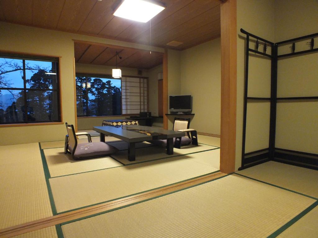 - un salon avec une table de ping-pong et des chaises dans l'établissement Hananoyado Fukuya, à Hakone