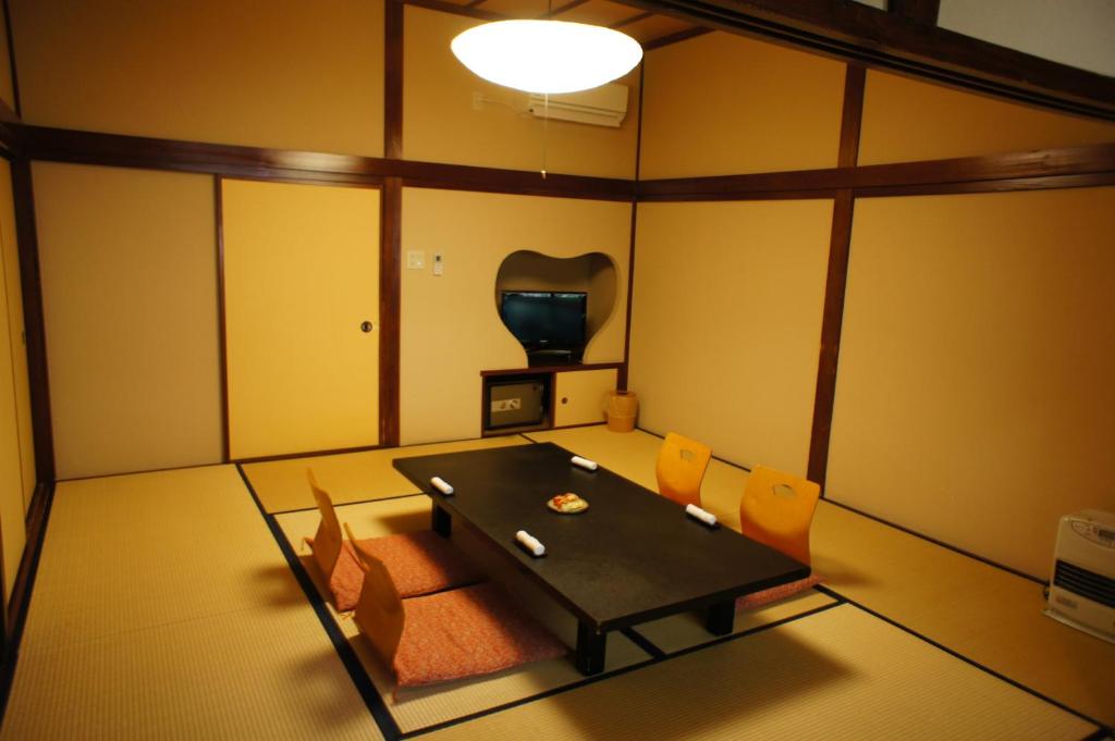 une salle miniature avec une table et des chaises dans l'établissement Tabinoyado Kiunsoh, à Ōda