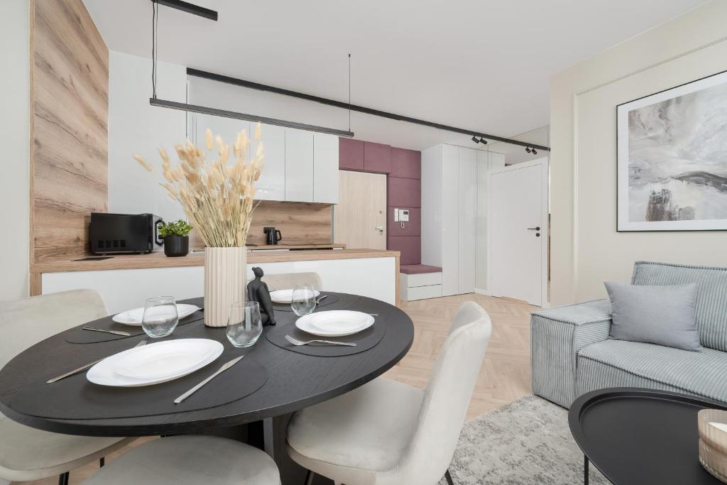 Stylowy Apartament z Balkonem i Wanną by Noclegi Renters 7