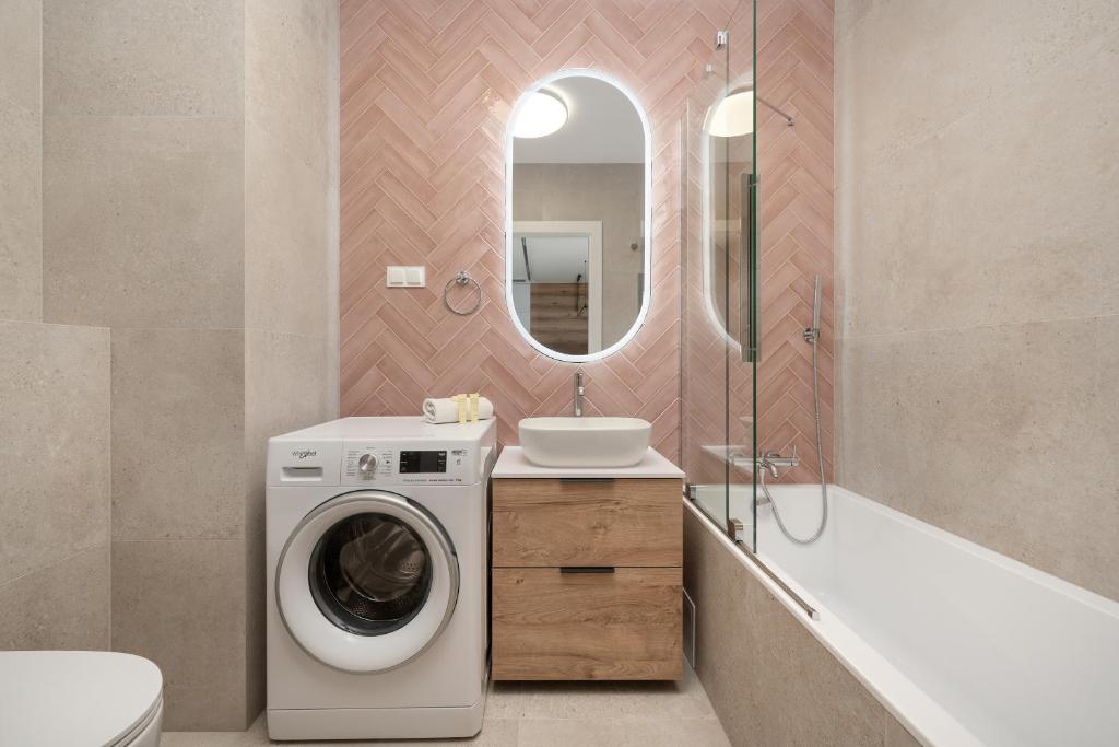 Stylowy Apartament z Balkonem i Wanną by Noclegi Renters 4