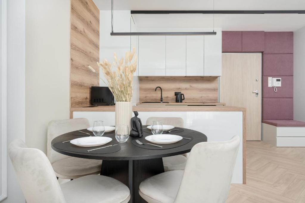 Stylowy Apartament z Balkonem i Wanną by Noclegi Renters 8