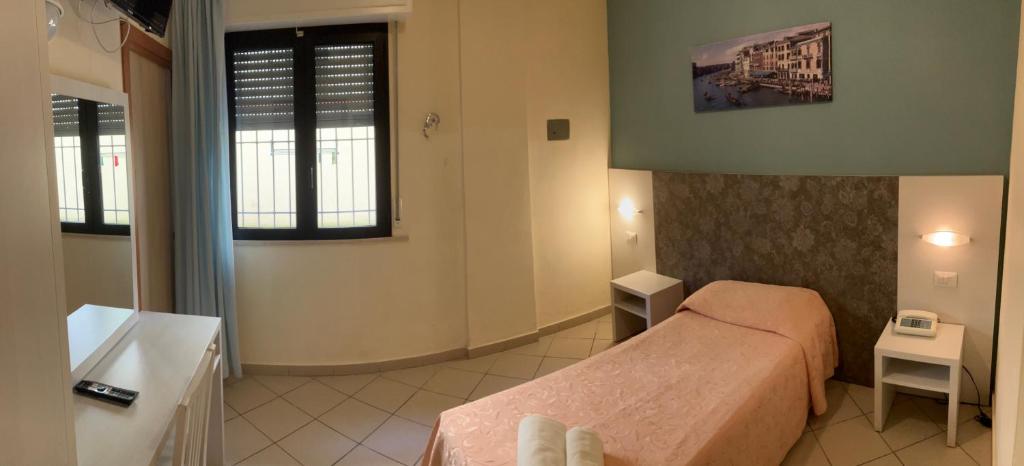 une chambre d'hôtel avec un lit et une salle de bain dans l'établissement Hotel Senyor, à Rimini