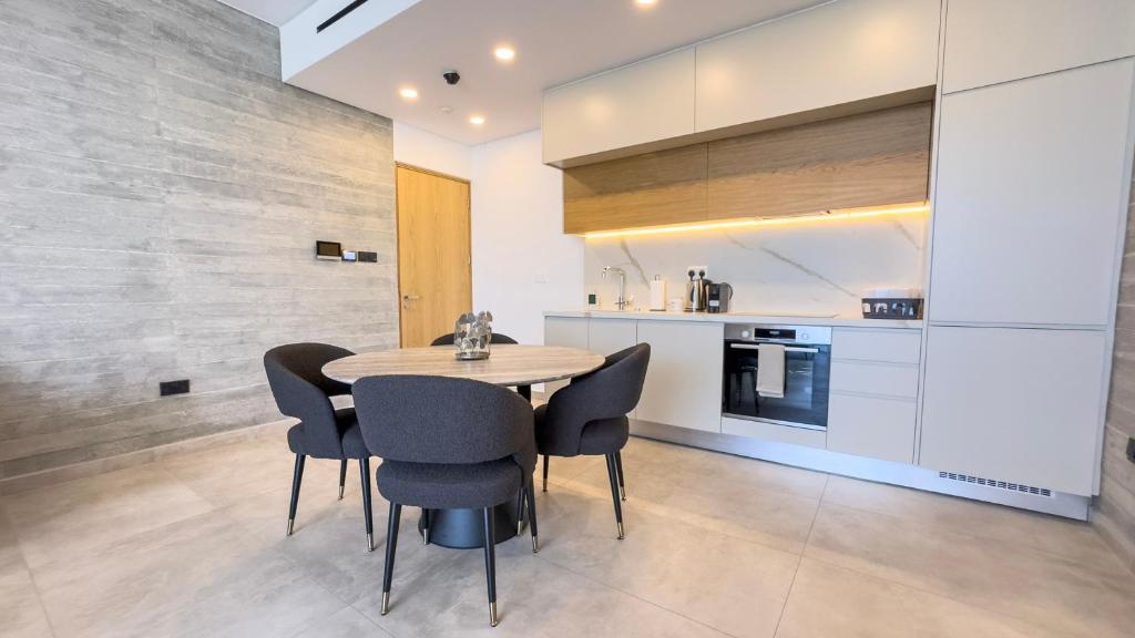 Malberry Park 301 - Modern 2bedroom Apt with Shared Heated Pool, Sauna, Gym, Jacuzzi 5