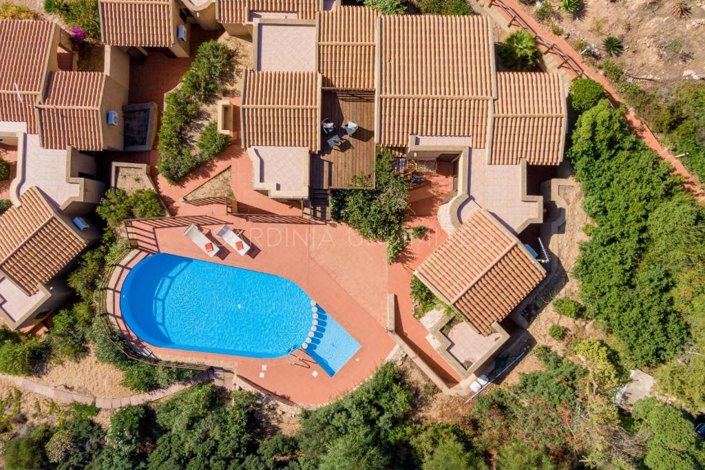 une vue aérienne d'une maison avec piscine dans l'établissement Violetta Nellie Sardinia Unlimited, à Costa Paradiso