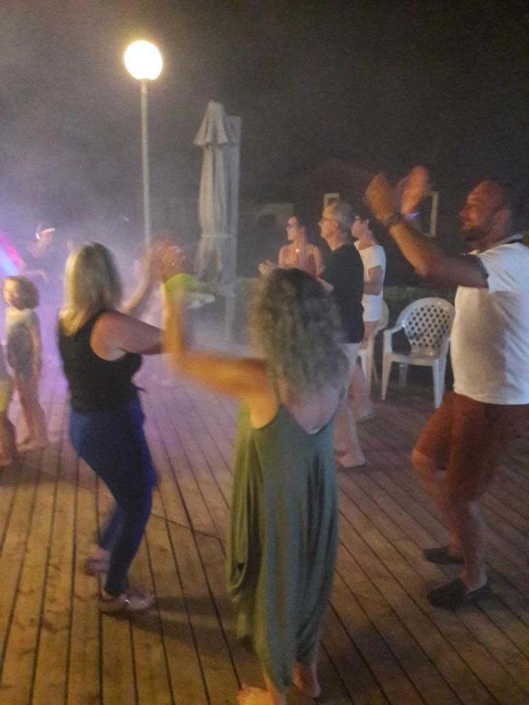 un groupe de personnes dansant sur une piste de danse dans l'établissement Camping 4 étoiles - Piscine - ccbahea, à Lansargues 20 autres photos