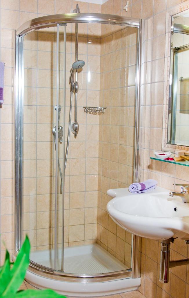 une salle de bain avec douche et lavabo dans l'établissement Forte Hotel, à Vieste