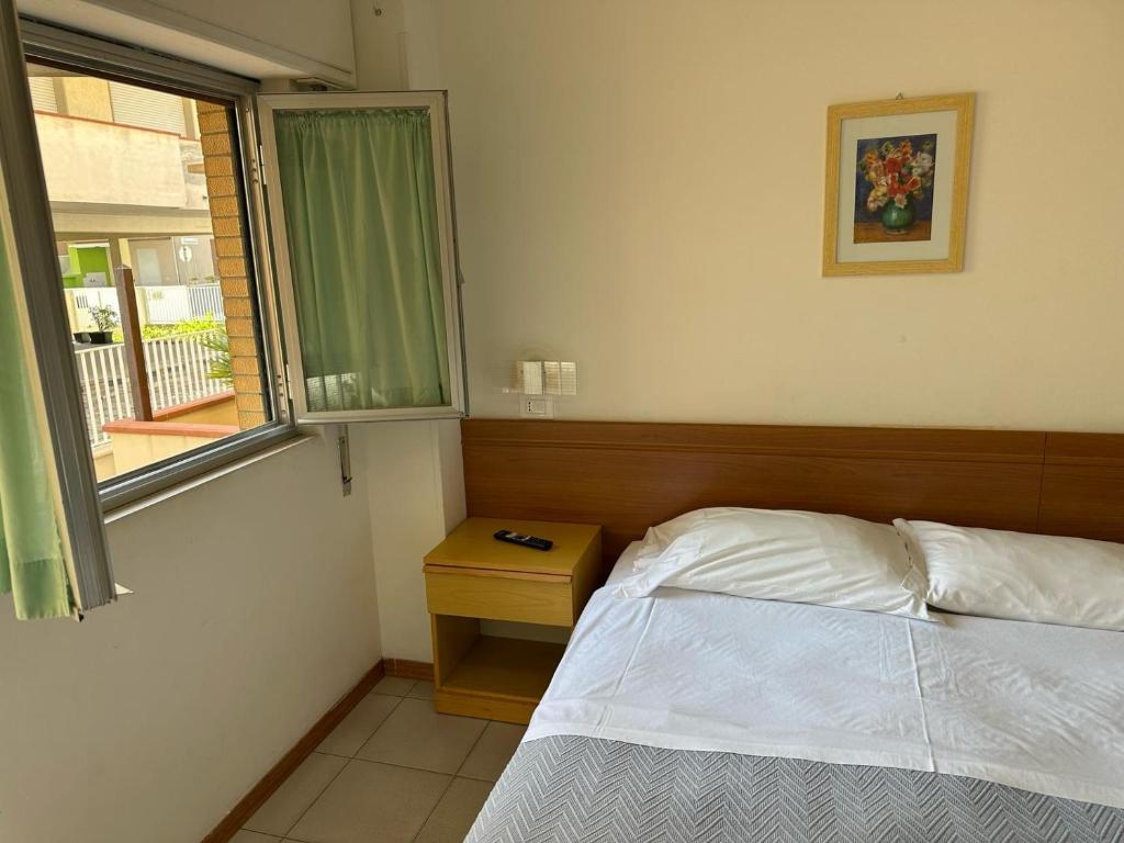 une chambre avec un lit et une fenêtre dans l'établissement Affittacamere Il Giardino, à Alba Adriatica 13 autres photos