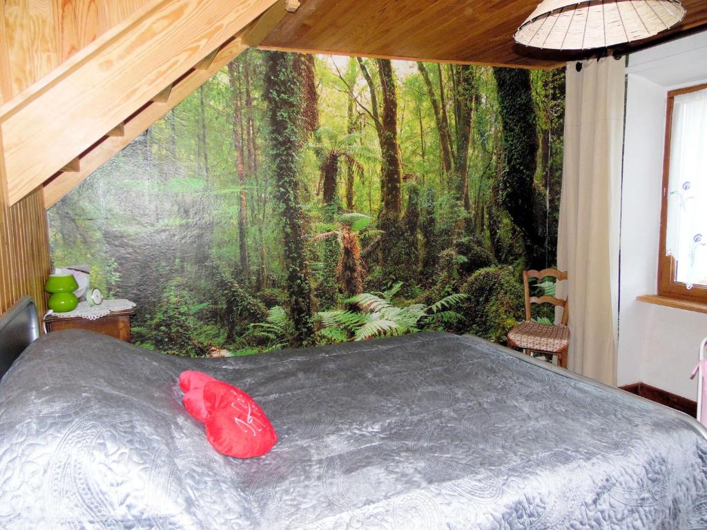 - une chambre avec une fresque murale représentant la forêt dans l'établissement Gîte Vacances en Auvergne, à Saint-Géron