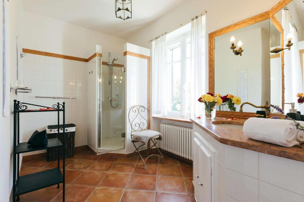 une salle de bain avec douche et lavabo dans l'établissement Luxe Villa, All Ensuites & Private Vineyard Views, à San Marzano Oliveto