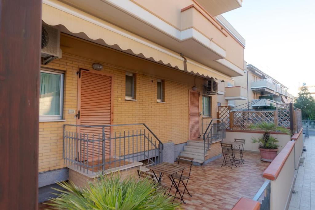 d'un balcon avec des chaises et des tables. dans l'établissement Affittacamere Il Giardino, à Alba Adriatica