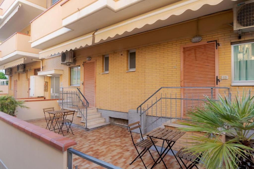d'un balcon avec des chaises et des tables. dans l'établissement Affittacamere Il Giardino, à Alba Adriatica