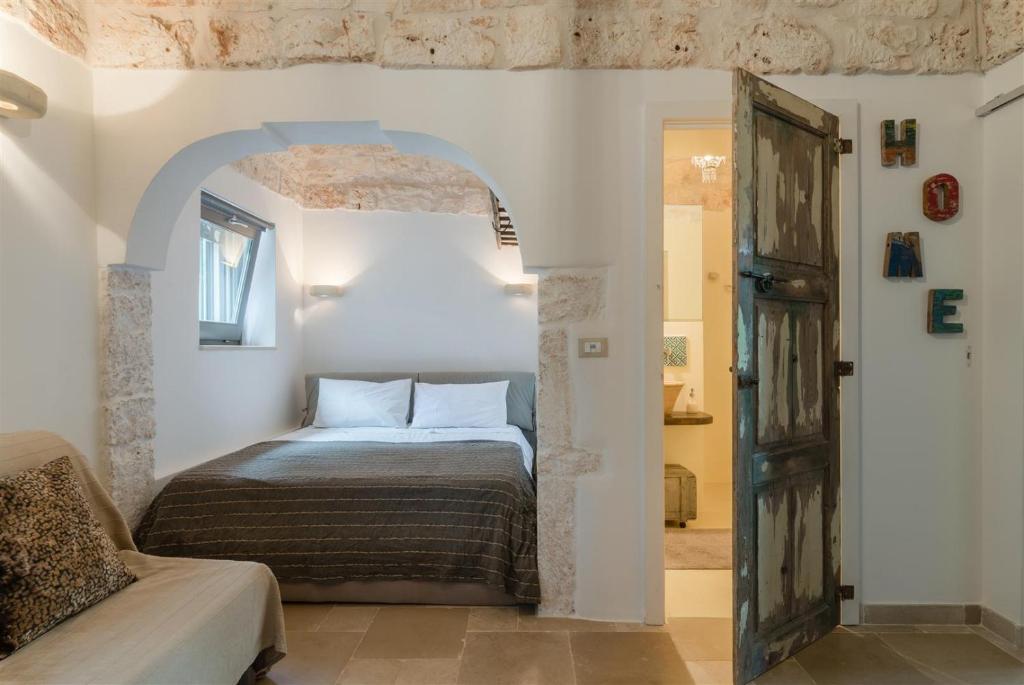 une chambre avec un lit au milieu d'une pièce dans l'établissement Mediterranean villa with private pool and garden, à Ostuni