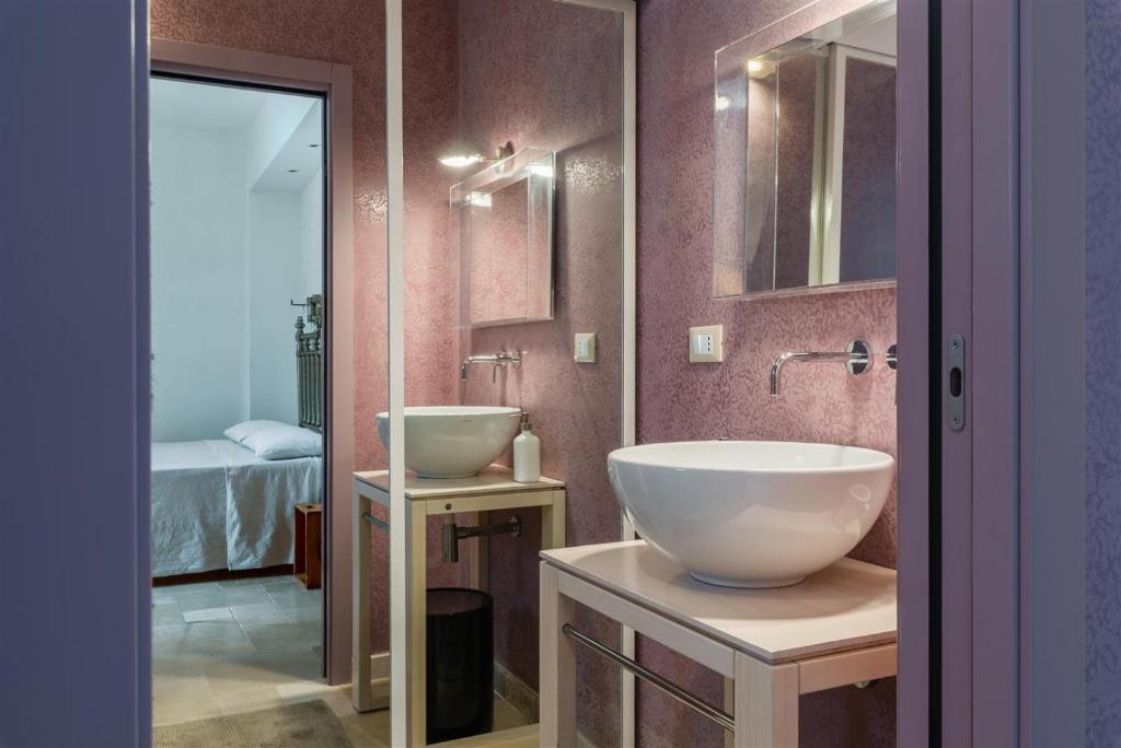 une salle de bain avec un lavabo et un miroir dans l'établissement Mediterranean villa with private pool and garden, à Ostuni