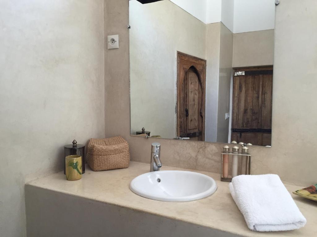 un comptoir de salle de bain avec un lavabo et un miroir dans l'établissement Riad UP, à Marrakech 37 autres photos