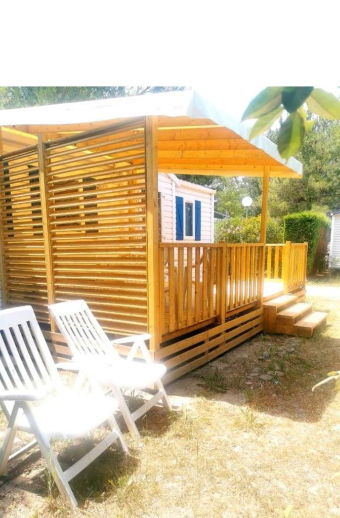une cabine avec deux chaises et un kiosque dans l'établissement Comme Chez Vous, à La Roque-dʼAnthéron