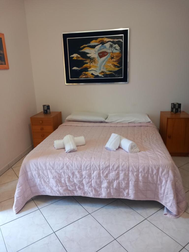 une chambre avec un lit avec deux serviettes dessus dans l'établissement Villa Idea, à Lenno 124 autres photos