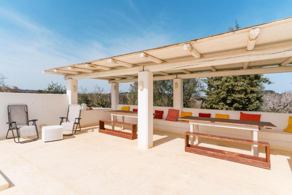 - un pavillon avec des tables et des chaises sur la terrasse dans l'établissement Trullo Gazebo - Salento Selection, à Ceglie Messapica