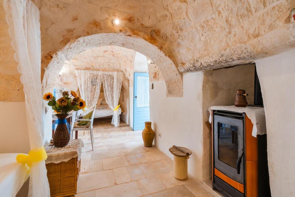 - une cuisine avec une voûte et une cuisinière dans une chambre dans l'établissement Trullo Gazebo - Salento Selection, à Ceglie Messapica 43 autres photos