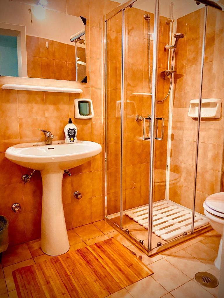 une salle de bain avec douche, lavabo et toilettes dans l'établissement Albergo 2 Mari, à Leuca
