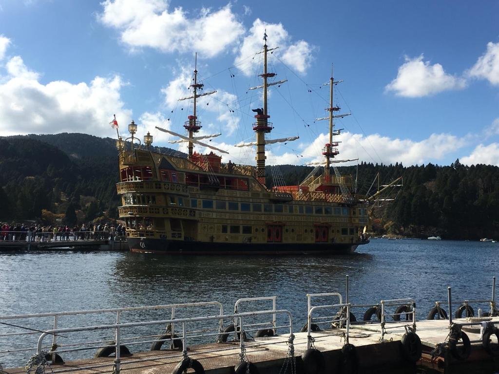 un grand bateau dans l'eau près d'un quai dans l'établissement YUPOPPO Hakone, à Hakone
