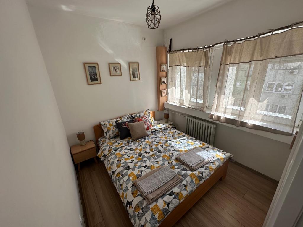 Ira's Square 2 Bedroom Apartment Free Parking 6