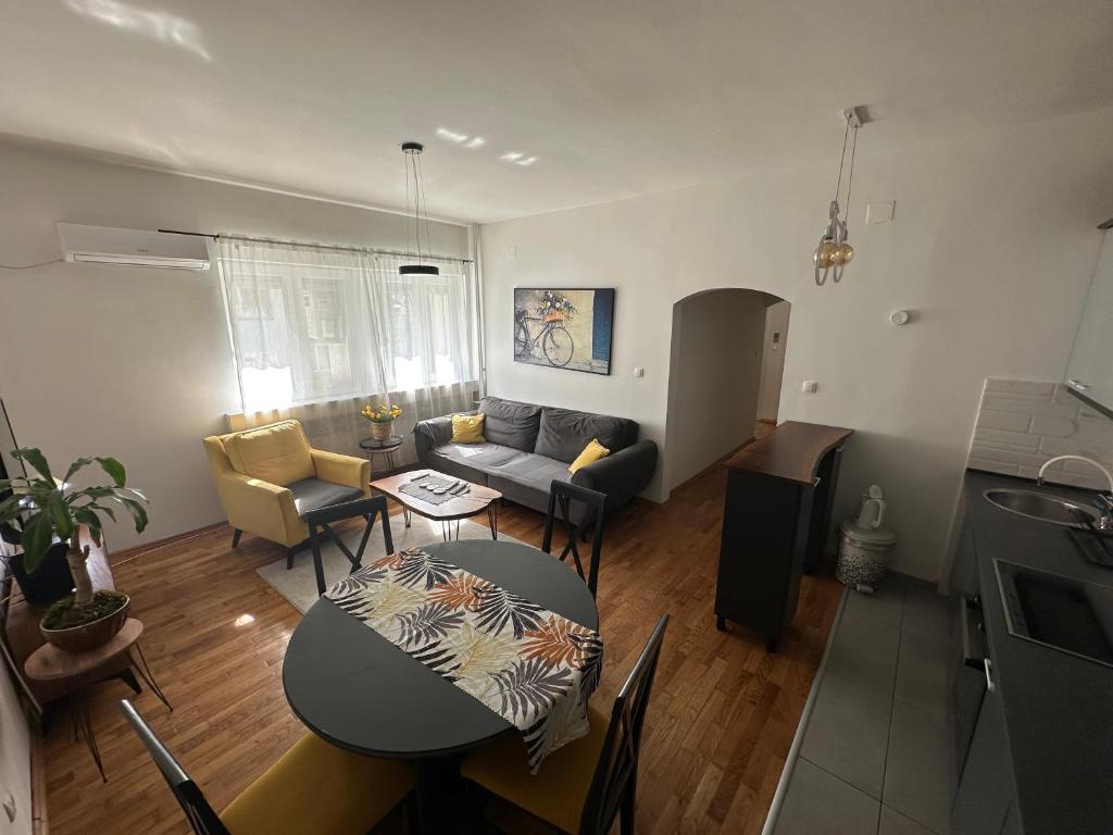 Ira's Square 2 Bedroom Apartment Free Parking 7