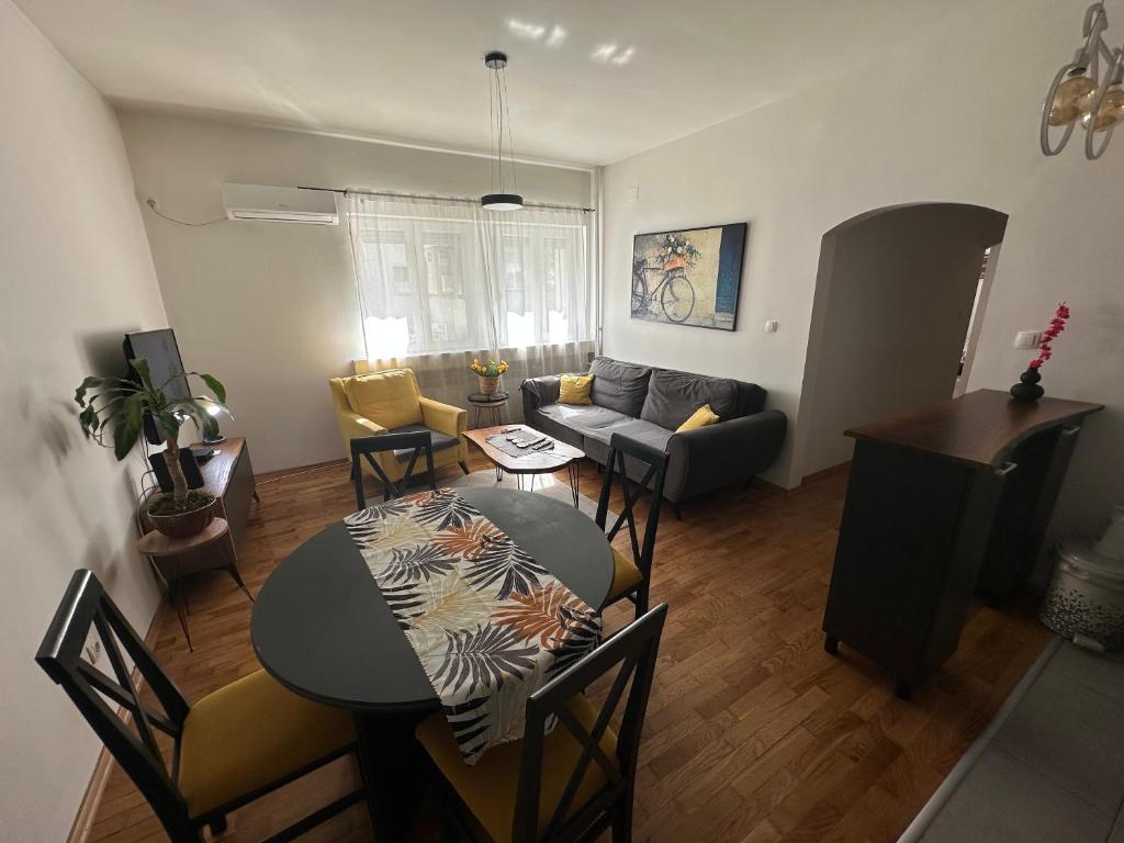 Ira's Square 2 Bedroom Apartment Free Parking 2