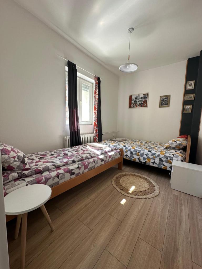 Ira's Square 2 Bedroom Apartment Free Parking 5