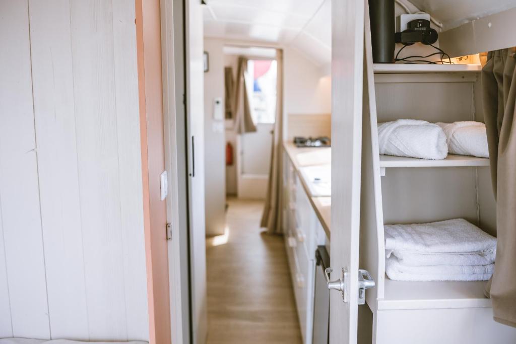 Cette chambre dispose d'un couloir avec lavabo et d'une salle de bains. dans l'établissement NIGHTBOAT Péniche, à Bordeaux