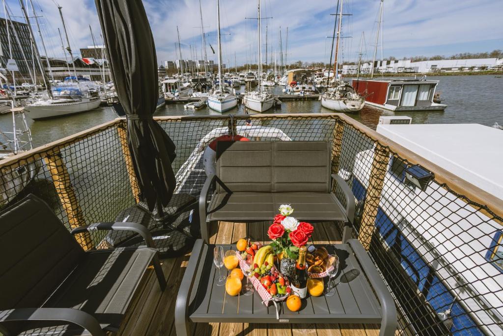 - un bol de fruits sur une table sur un bateau dans l'établissement NIGHTBOAT Péniche, à Bordeaux 37 autres photos