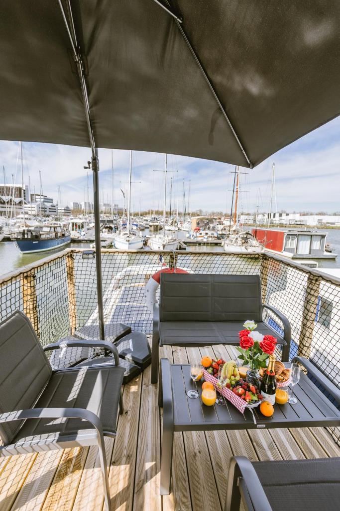 - une table avec des fruits et des légumes sur un pont sur un bateau dans l'établissement NIGHTBOAT Péniche, à Bordeaux