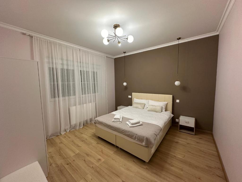 une chambre avec un lit et un ventilateur de plafond dans l'établissement Gîte « Les Basse des Grouets », à Blois 21 autres photos
